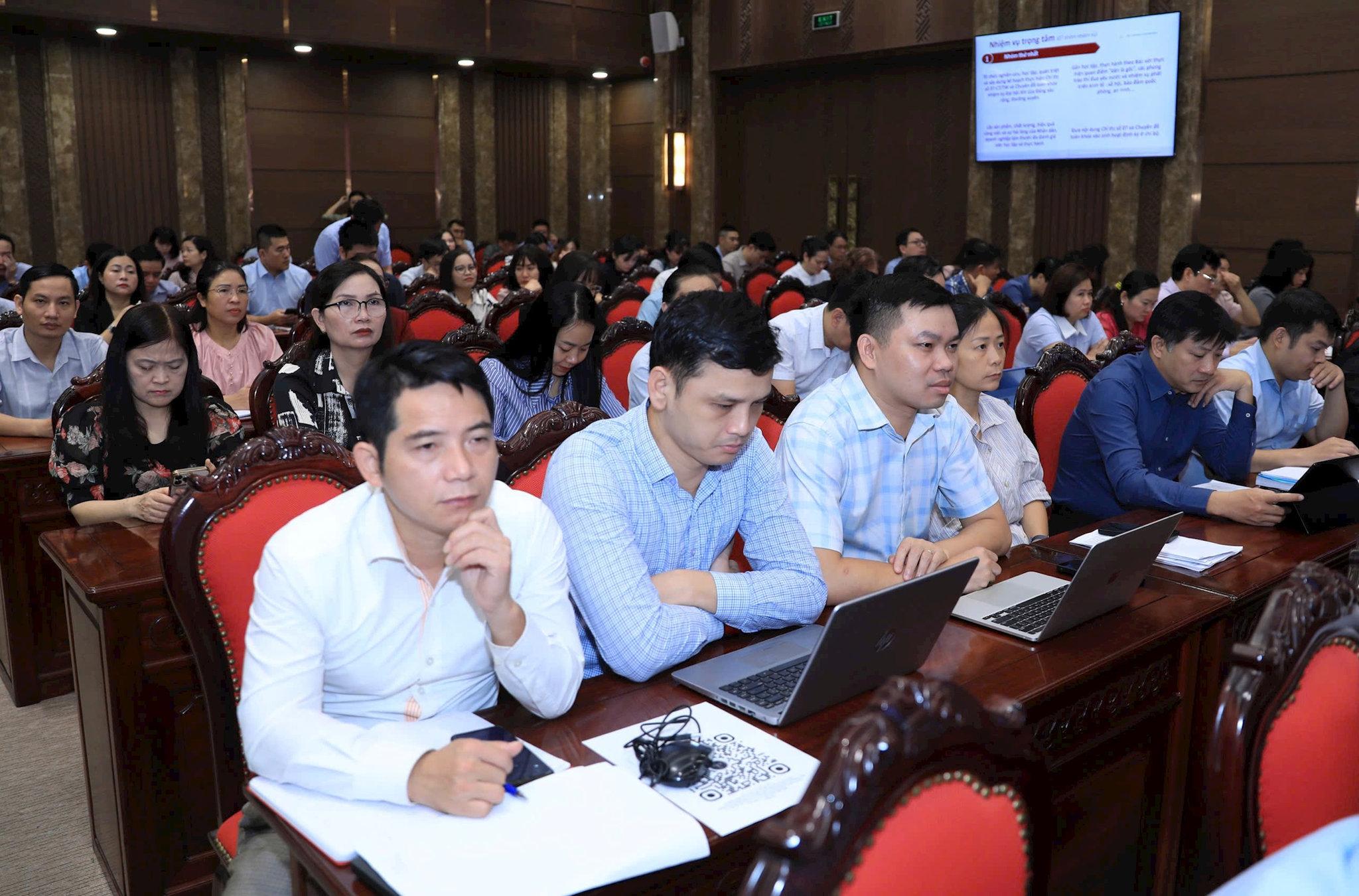 Các đại biểu tham dự hội nghị tại điểm cầu trụ sở Thành ủy Hà Nội. Ảnh: Quang Thái