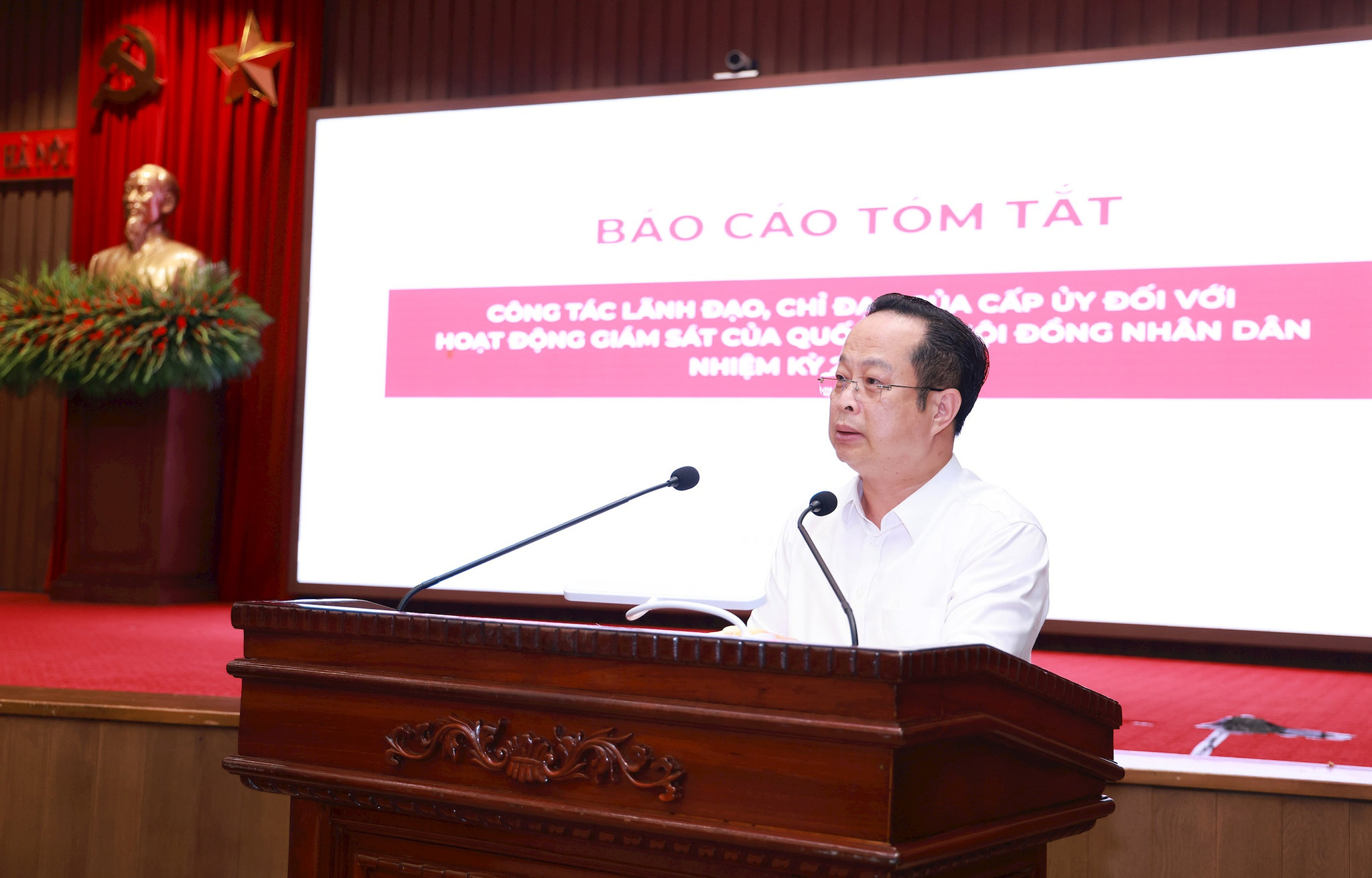 Phó Chủ tịch Thường trực HĐND thành phố Hà Nội Trần Thế Cương báo cáo tại buổi khảo sát. Ảnh: Văn Tuyến