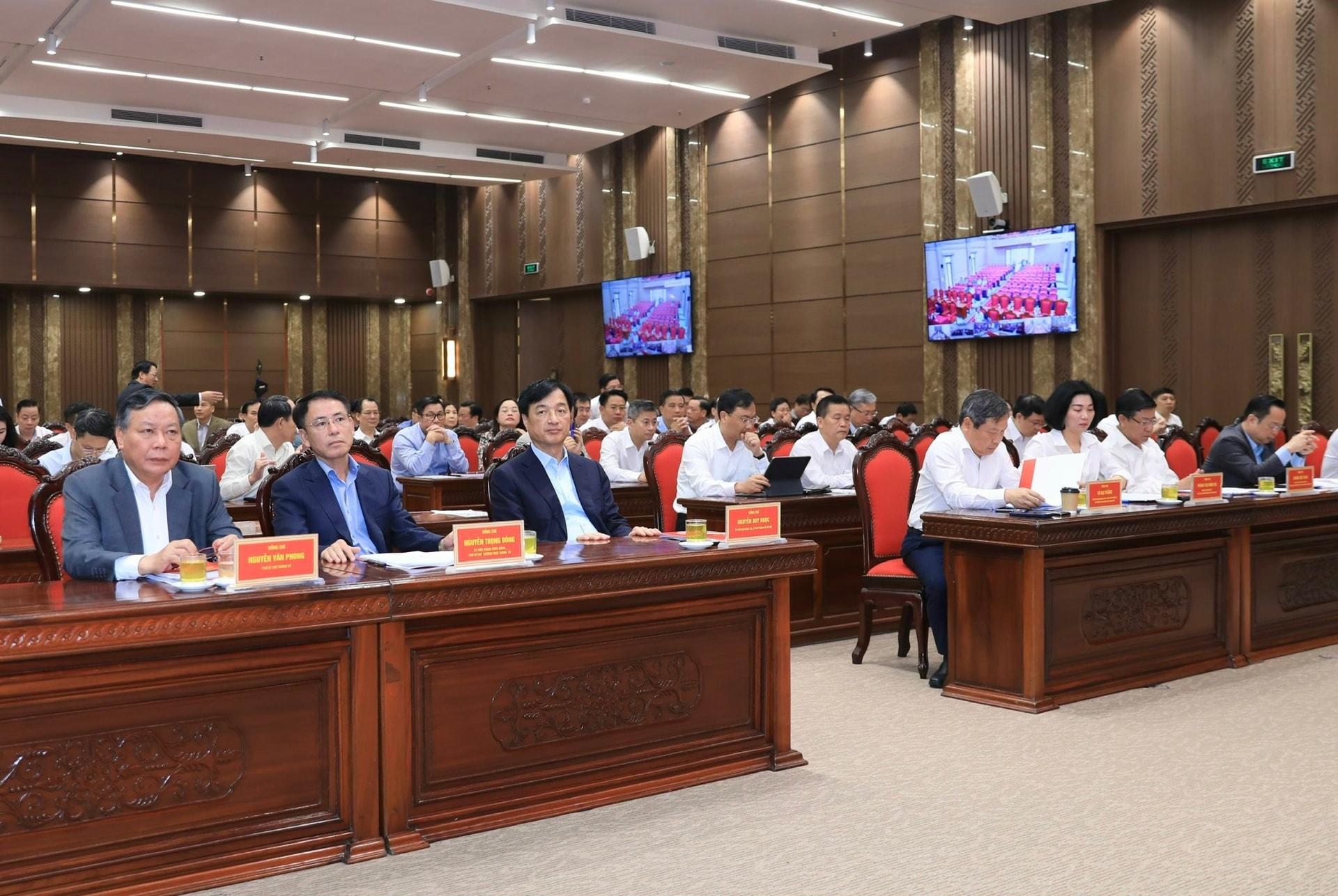 Ủy viên Bộ Chính trị, Bí thư Thành ủy Hà Nội Nguyễn Duy Ngọc và các đồng chí Thường trực Thành ủy dự hội nghị. Ảnh Quang Thái
