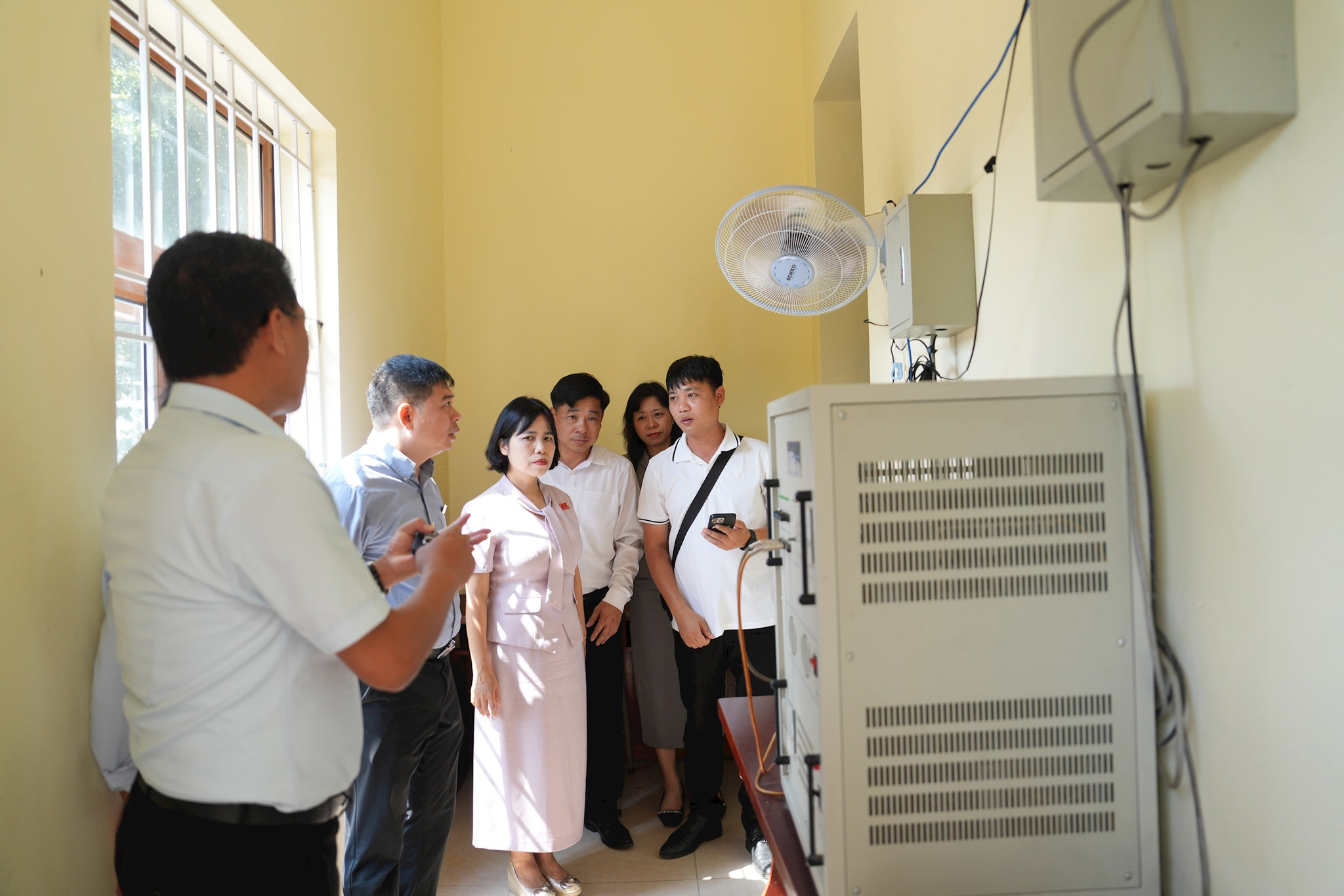 Đoàn giám sát của Ban Khoa học, Công nghệ và Môi trường HĐND thành phố khảo sát về công tác chuyển đổi số tại xã Ba Vì. Ảnh: Vâ
