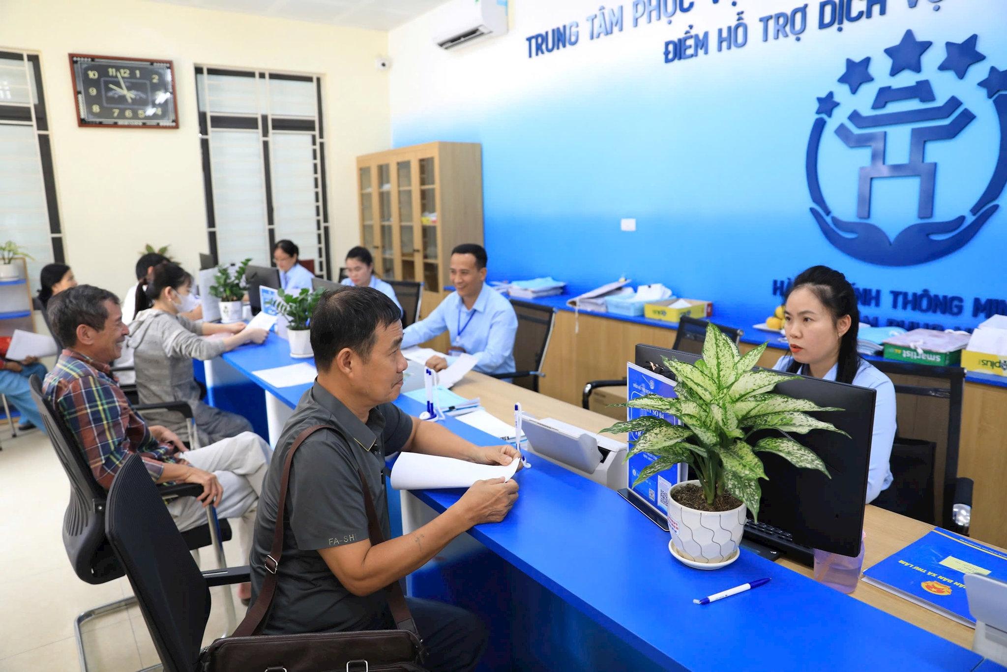 Giải quyết thủ tục hành chính người dân tại Trung tâm Phục vụ hành chính công thành phố Hà Nội điểm hỗ trợ dịch vụ số Thư Lâm. Ảnh: Quang Thái