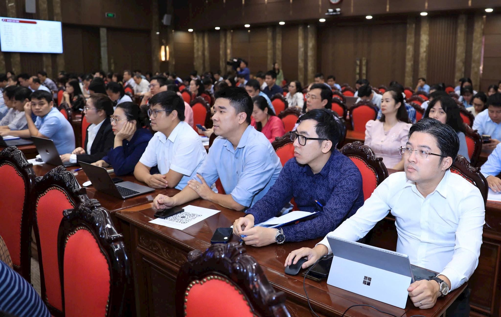 Các đại biểu tham gia Hội nghị quán triệt và triển khai các kế hoạch, chương trình hành động của Ban Thường vụ Thành ủy thực hiện Nghị quyết Hội nghị Trung ương 3 khóa XIV và một số nghị quyết, chỉ thị của Bộ Chính trị tại điểm cầu Thành ủy Hà Nội. Ảnh Quang Thái