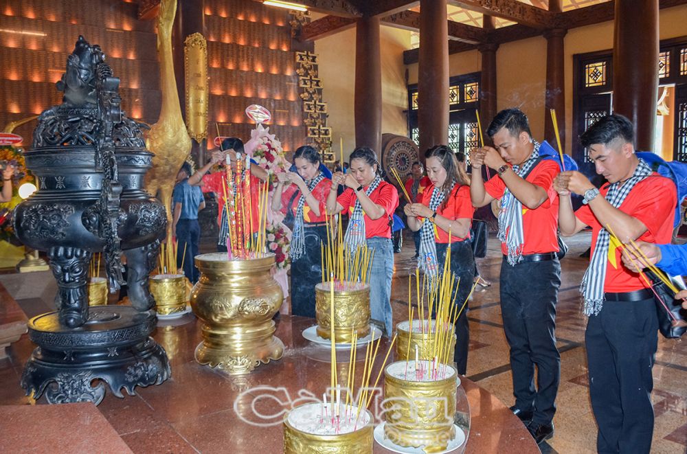 Tuổi trẻ Cà Mau thắp hương tri ân các anh hùng liệt sĩ.
