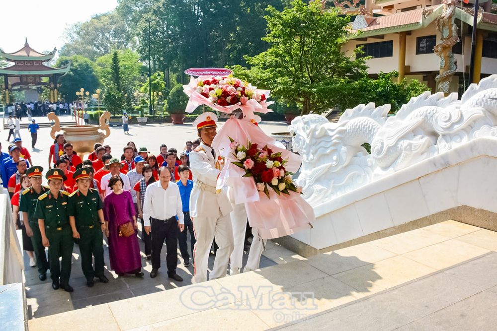 Ðồng chí Nguyễn Hồ Hải, Bí thư Tỉnh uỷ, cùng đoàn cán bộ Tỉnh đoàn đến dâng hương Bác Hồ và tri ân các anh hùng liệt sĩ tại đền Bến Dược, trong khuôn viên Di tích Ðịa đạo Củ Chi.