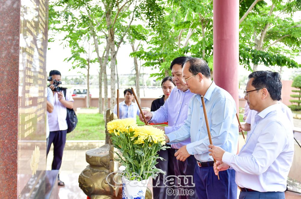 02/- Các đồng chí Thường trực Tỉnh uỷ đến viếng Nhà bia ghi danh liệt sĩ tại xã Hàm Rồng.