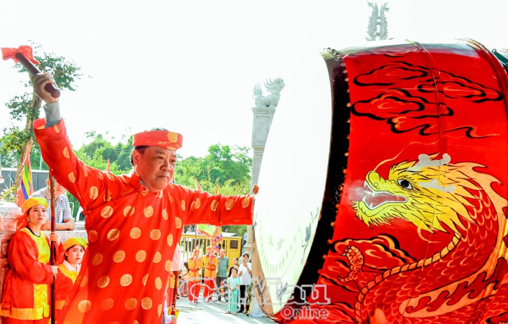 3/ Chủ tịch UBND tỉnh Phạm Thành Ngại thỉnh 3 hồi trống tại Lễ Giỗ Tổ.