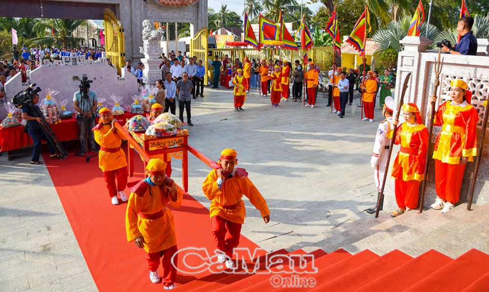 4/ Các địa phương dâng các vật phẩm tưởng nhớ công ơn các bậc tiền nhân.