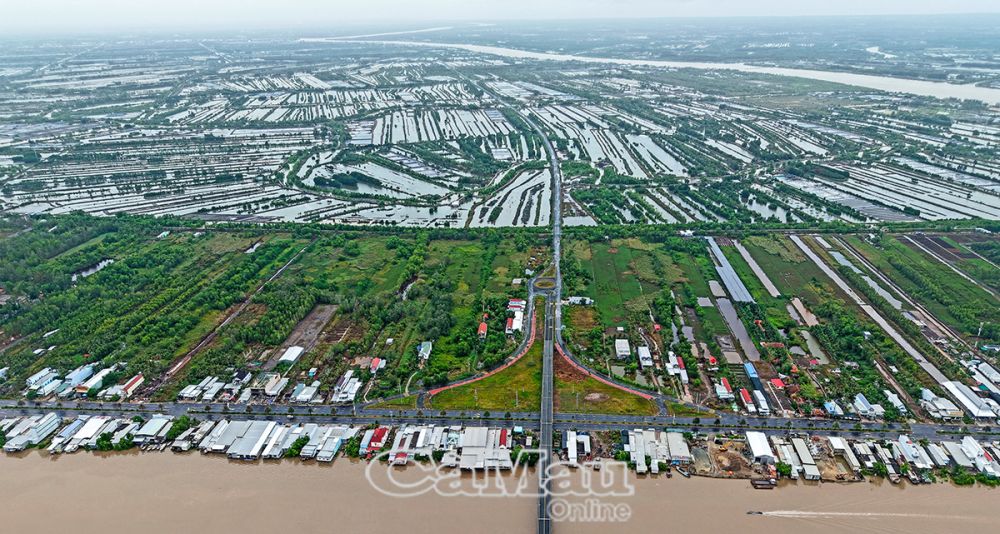 05/- Khảo sát hiện trạng Khu Kinh tế Năm Căn, Bí thư Tỉnh uỷ Nguyễn Hồ Hải cho rằng chưa có nhiều chuyển biến, nguyên nhân là hạ tầng về đất đai, giao thông chưa được đầu tư đồng bộ, rất khó thu hút nhà đầu tư.