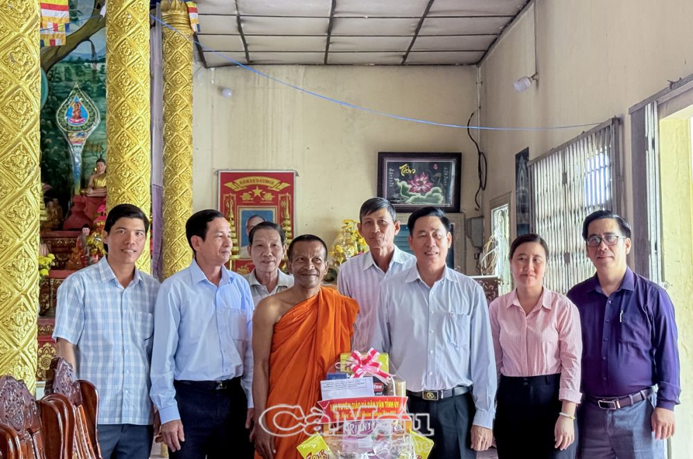 Đoàn chúc tết của Ban Tuyên giáo và Dân vận Tỉnh uỷ thăm và tặng quà tại chùa chùa Tam Hiệp, Trần Hợi.