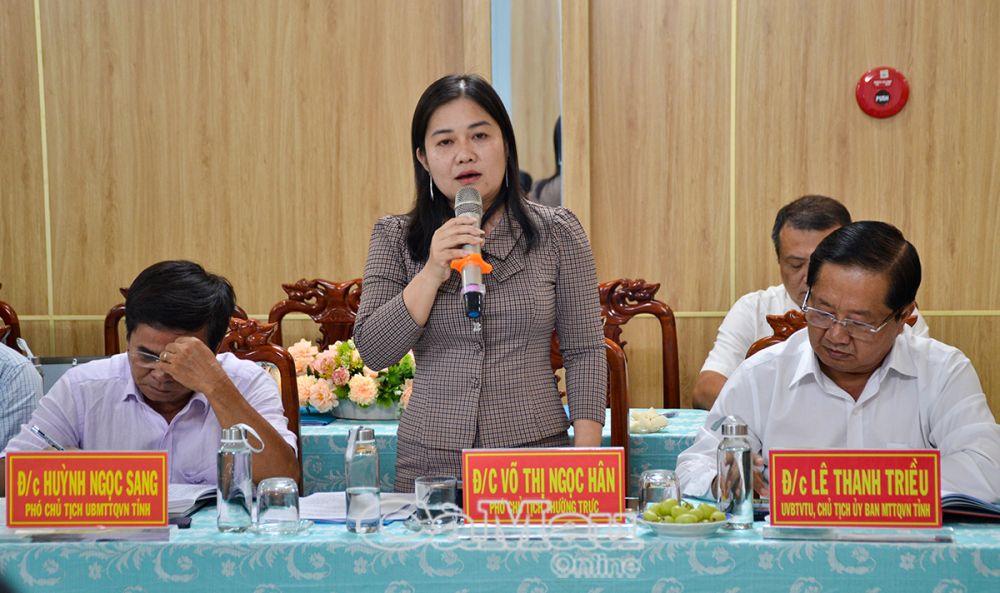 Bà Võ Thị Ngọc Hân, , Phó chủ tịch Thường trực Uỷ ban MTTQ Việt Nam tỉnh, báo cáo một số mặt công tác trọng tâm trong quý I/2025.