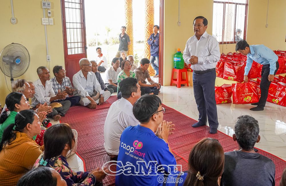 Chủ tịch Ủy ban MTTQ Việt Nam tỉnh Lê Thanh Triều phát biểu tại buổi trao tặng quà Nhân dịp Tết Chôl Chnăm Thmây năm 2025 tại xã Khánh Hoà huyện U Minh.