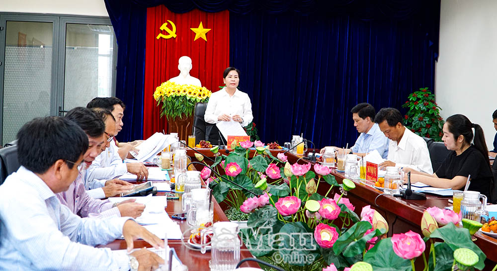 Đồng chí Lê Thị Nhung, Ủy viên Ban Thường vụ Tỉnh ủy, Phó chủ tịch điều hành hoạt động HĐND tỉnh, Trưởng đoàn khảo sát đánh giá cao tinh thần chuẩn bị chu đáo của Sở Nội vụ để đáp ứng yêu cầu của đoàn khảo sát.