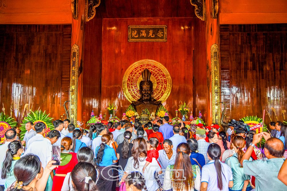 5/ Đông đảo người dân đến thắp hương với lòng thành kính và biết ơn sâu sắc.