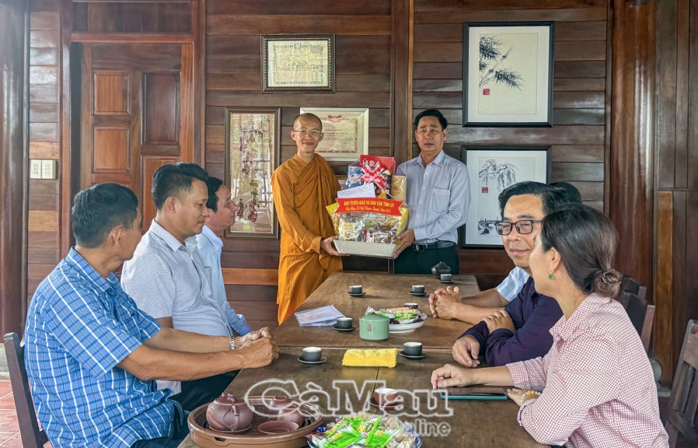 Đoàn cũng thăm và tặng quà tại Công đức Lâm Phật tự, Trần Hợi.