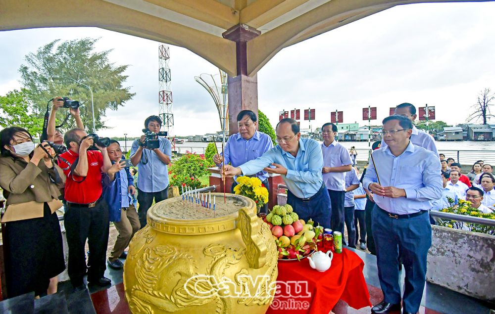 01/- Các đồng chí Thường trực Tỉnh uỷ đến viếng Nhà bia ghi danh các anh hùng liệt sĩ Khởi nghĩa Hòn Khoai (thị trấn Năm Căn, huyện Năm Căn).