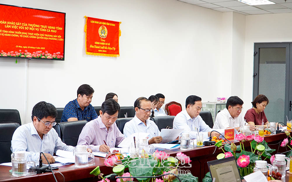 Các thành viên Đoàn giám sát tại buổi làm việc.