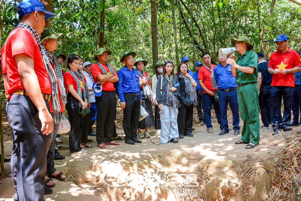 Nhân viên Khu Di tích lịch sử Ðịa đạo Củ Chi giới thiệu về hệ thống địa đạo.
