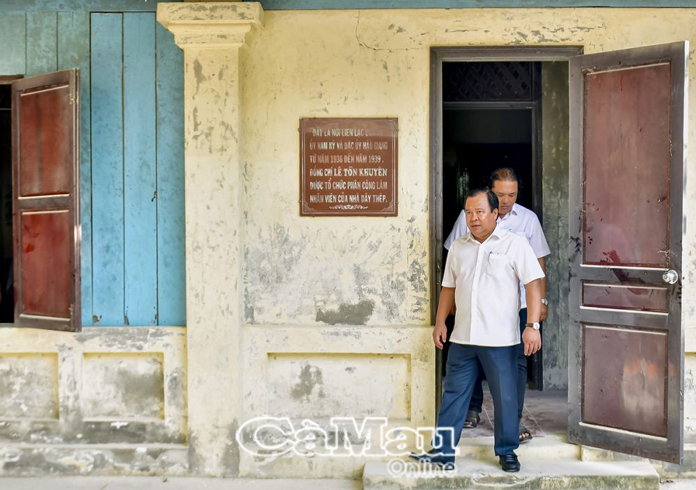 02/- Phó chủ tịch UBND tỉnh Nguyễn Minh Luân (bìa trái) kiểm tra, tham quan di tích lịch sử - văn hoá Nhà Dây Thép.