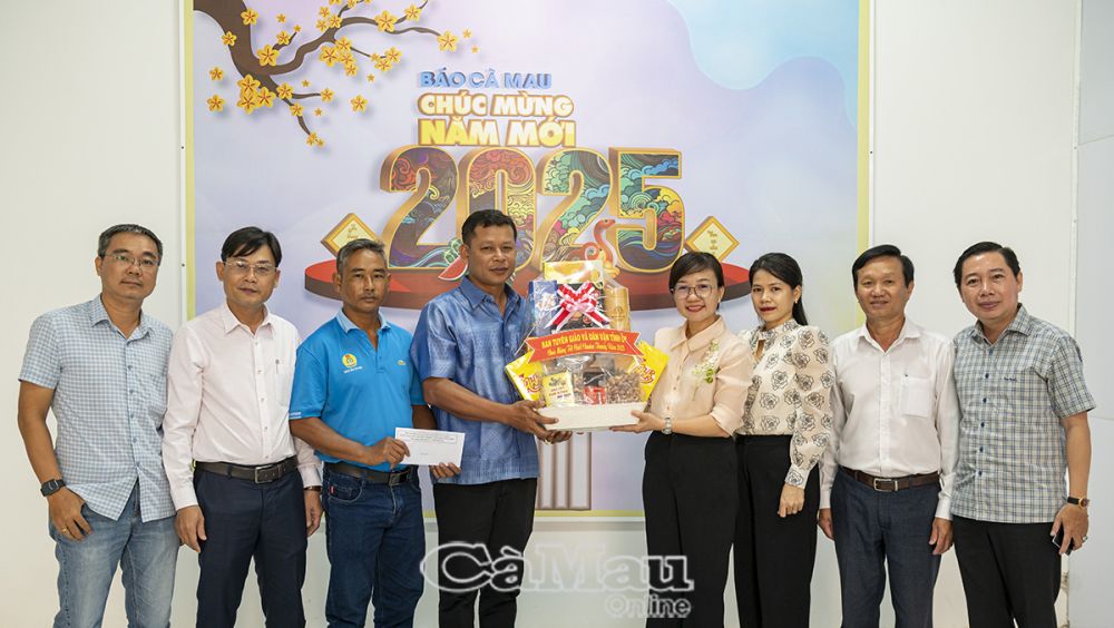 Bà Nguyễn Hồng Thắm, Phó Trưởng Ban tuyên giáo và Dân vận Tỉnh uỷ tặng quà cho cán bộ người dân tộc Khmer đang làm việc tại báo Cà Mau.