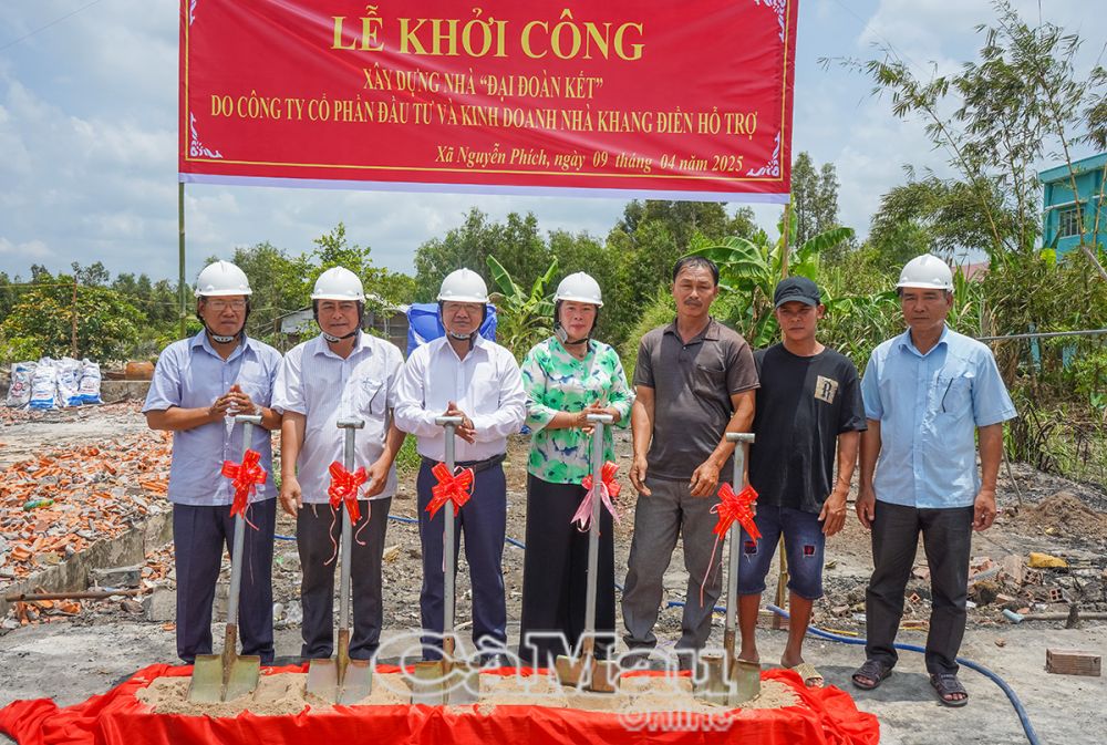 Chủ tịch Ủy ban MTTQ Việt Nam tỉnh Lê Thanh Triều đến dự lễ khởi công nhà cho 3 hộ dân bị hỏa hoạn vừa qua trên địa bàn xã Nguyễn Phích, huyện U Minh.