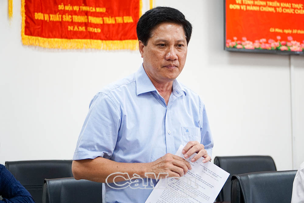 Giám đốc Sở Nội vụ Phạm Chí Hải báo cáo về tiến độ, công việc thực hiện chủ trương sắp xếp đơn vị hành chính, tổ chức chính quyền địa phương 2 cấp tại Cà Mau.