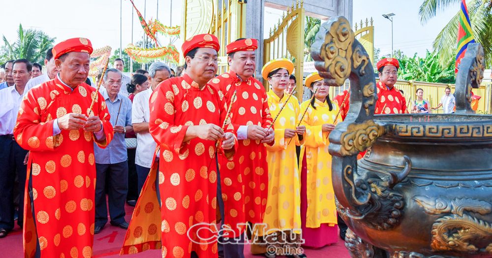2/ Bí thư Tỉnh uỷ tỉnh Kiên Giang Nguyễn Tiến Hải cùng lãnh đạo tỉnh Cà Mau thắp hương tưởng nhớ công ơn Quốc Tổ, các bậc tiền nhân đã có công dựng nên bờ cõi.