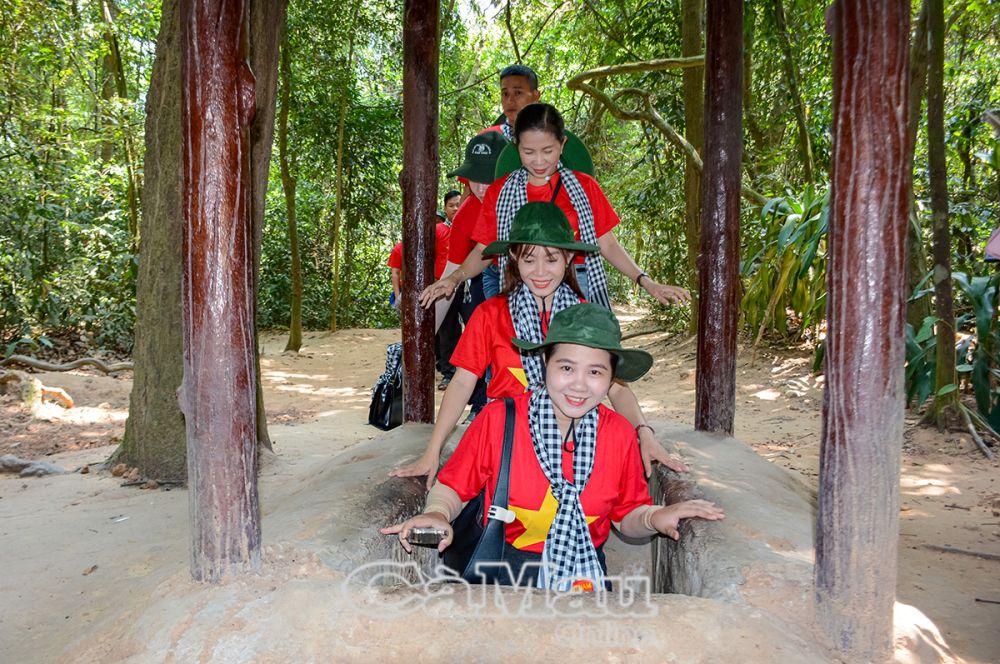 Ðoàn viên, thanh niên tham quan địa đạo.