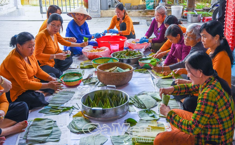 6/ Phụ nữ xã Tân Phú gói bánh dân gian dâng lên Vua Hùng và các bậc tiền nhân trong ngày Giỗ Tổ.