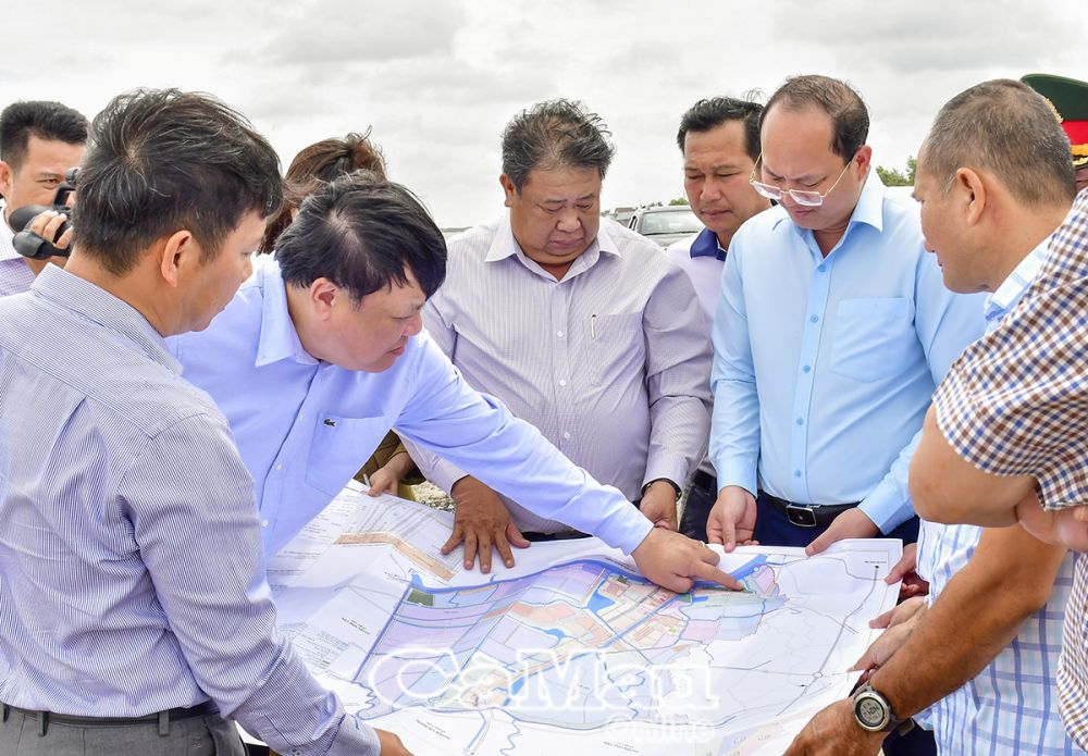 7. Các đồng chí Thường trực Tỉnh ủy và các ngành khảo sát thực tế tại Cảng Năm Căn