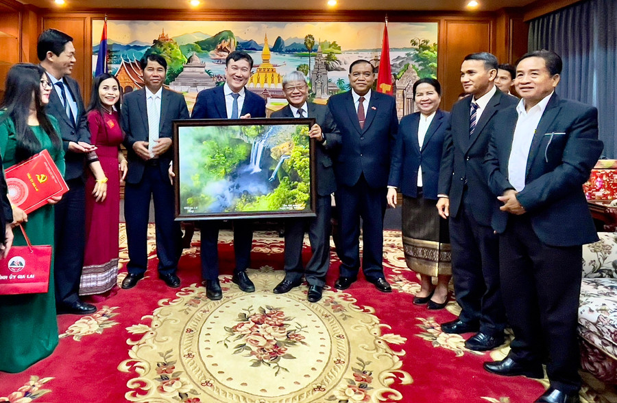 Phó Chủ tịch UBND tỉnh Gia Lai Nguyễn Tuấn Anh (trái) tặng bức tranh về cảnh đẹp của Gia Lai cho Phó Bí thư Tỉnh ủy, Chủ tịch HĐND tỉnh Champasak Sải-thong Xay-nhạ-vông. Ảnh: Minh Phương lao-2.jpg