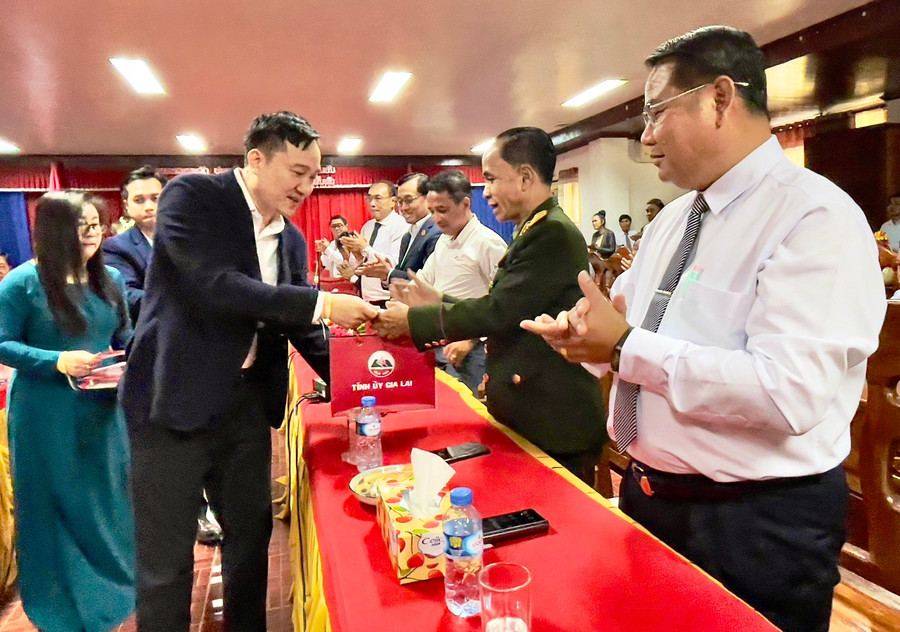 Phó Chủ tịch UBND tỉnh Gia Lai Nguyễn Tuấn Anh tặng quà và chúc Tết lãnh đạo các sở, ngành của tỉnh Sekong. Ảnh: Minh Phương pct-ta.jpg