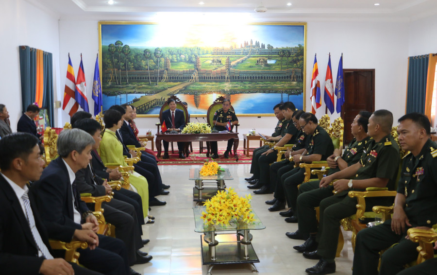 Quang cảnh buổi thăm, chúc Tết Quân khu IV, Quân đội Hoàng gia Campuchia. Ảnh: Q.T quang-canh-buoi-tham-chuc-tet-quan-khu-iv-quan-doi-hoang-gia-campuchia.jpg