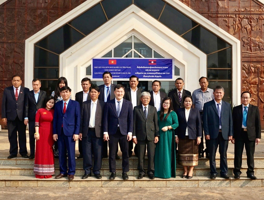 Đoàn cán bộ cấp cao tỉnh Gia Lai chụp hình lưu niệm với lãnh đạo tỉnh và lãnh đạo các sở, ngành của tỉnh Champasak. Ảnh: Minh Phương lao-44.jpg