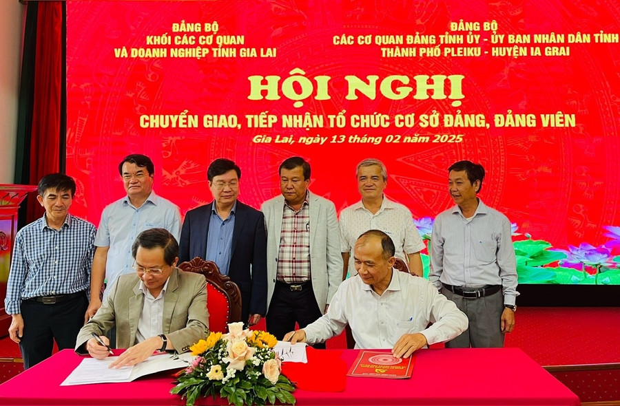 Các Đảng bộ ký biên bản chuyển giao, tiếp nhận tổ chức cơ sở Đảng và đảng viên. Ảnh: A.H Các Đảng bộ ký biên bản chuyển giao, tiếp nhận tổ chức cơ sở Đảng và đảng viên. Ảnh: A.H