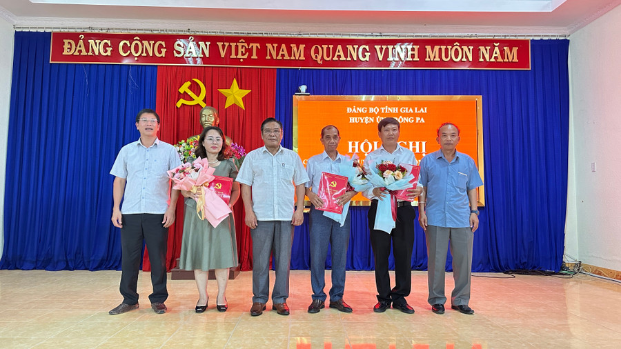 Các đồng chí Thường trực Huyện Krông Pa trao quyết định và tặng hoa chúc mừng lãnh đạo Ban Tuyên giáo và Dân vận Huyện ủy. Ảnh: Q.N img-e9472.jpg