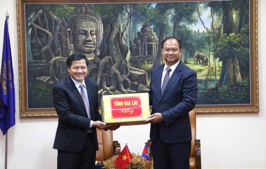 Phó Chủ tịch Thường trực HĐND tỉnh Gia Lai Trương Văn Đạt (bìa trái) tặng quà và chúc Tết ông Kim Rithy-Tỉnh trưởng tỉnh Preah Vihear. Ảnh: Q.T pho-chu-tich-thuong-truc-hdnd-tinh-gia-lai-truong-van-dat-tang-qua-va-chuc-tet-ngai-kim-rithy-tinh-truong-tinh-preah-vihear-kim-rithy-tinh-truong-tinh-preah-vihear.jpg