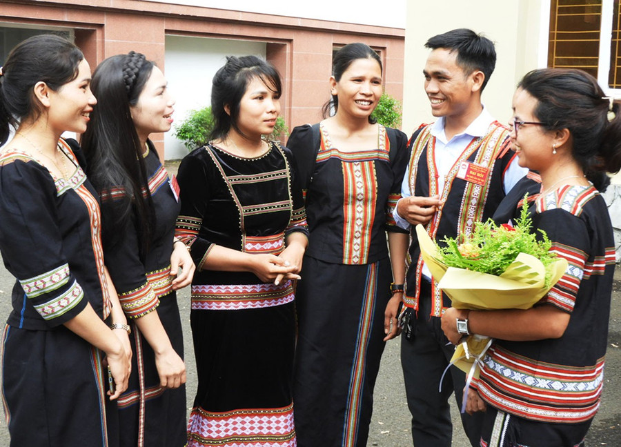 Cán bộ, công chức, viên chức huyện Ia Grai trao đổi cách làm hay trong học tập và làm theo gương Bác. Ảnh: L.T 1tn.jpg