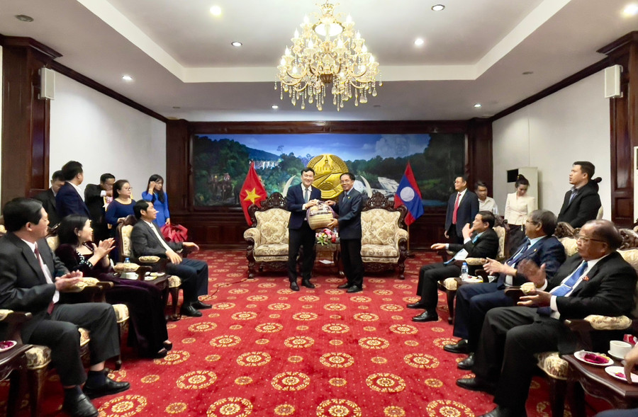 Bí thư Tỉnh ủy, Tỉnh trưởng tỉnh Salavan Đao vông-Phon kẹo (bìa phải) tặng quà cho Ủy viên Ban Thường vụ Tỉnh ủy, Phó Chủ tịch UBND tỉnh Nguyễn Tuấn Anh. Ảnh: Minh Phương tang-qua.jpg