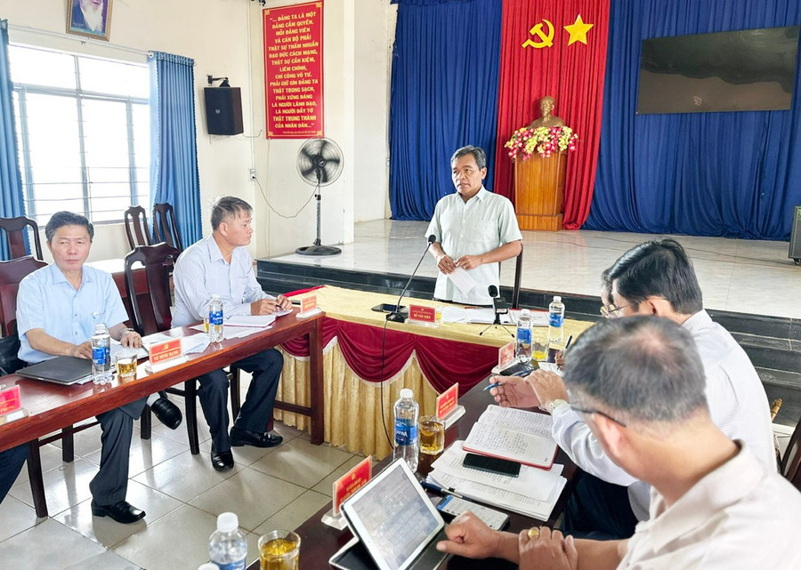 Bí thư Tỉnh ủy, Chủ tịch HĐND tỉnh Hồ Văn Niên nhấn mạnh công tác chuẩn bị nhân sự cho đại hội các cấp phải đúng quy trình, quy định và phù hợp với điều kiện địa phương. Ảnh: K.L 2bg.jpg