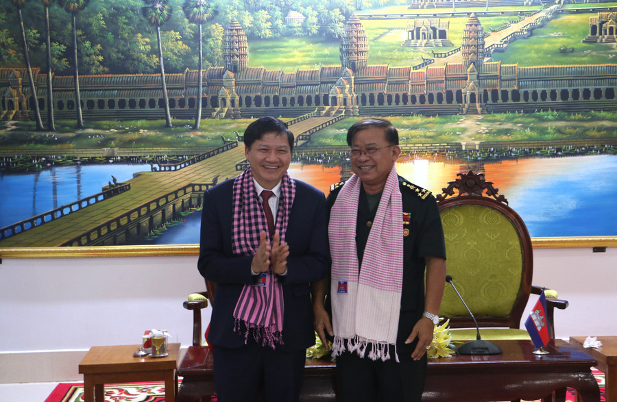 Đại tướng Pau Hêng tặng quà lưu niệm cho Phó Chủ tịch Thường trực HĐND tỉnh Gia Lai Trương Văn Đạt. Ảnh: Q.T img-9144.jpg