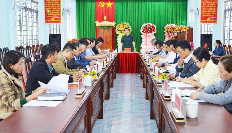 Quang cảnh buổi làm việc của Phó Bí thư Tỉnh ủy Nguyễn Ngọc Lương với Thường trực Thị ủy An Khê và Ban Thường vụ Đảng ủy xã Cửu An. Ảnh: Phương Dung 1an-khe-can-chuan-bi-tot-cac-dieu-kien-to-chuc-thanh-cong-dai-hoi-diem-bg.jpg