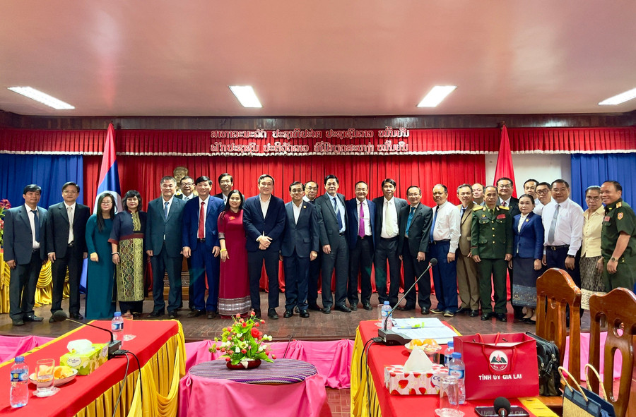 Đoàn cán bộ cấp cao tỉnh Gia Lai chụp hình lưu niệm với lãnh đạo tỉnh và lãnh đạo các sở, ngành của tỉnh Sekong. Ảnh: Minh Phương chup-hinh.jpg