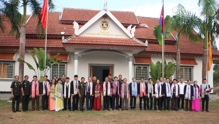 2 đoàn chụp hình lưu niệm. Ảnh: Q.T img-9194.jpg