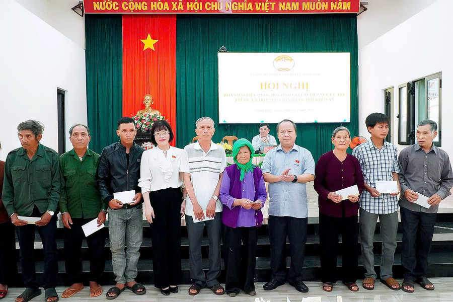 Đoàn đại biểu Quốc hội tỉnh tặng quà các gia đình chính sách, người có công với cách mạng trên địa bàn huyện. Ảnh: Đ.T z6490948132211-ad14818975b4c50316bca3ae58e4d219.jpg