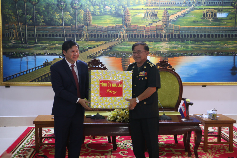 Phó Chủ tịch Thường trực HĐND tỉnh Gia Lai Trương Văn Đạt tặng quà và chúc Tết Đại tướng Pau Hêng và Bộ tư lệnh Quân khu IV (Quân đội Hoàng gia Campuchia). Ảnh: Q.T tang-qua-va-chuc-tet-dai-tuong-pau-heng-va-bo-tu-lenh-quan-khu-iv.jpg