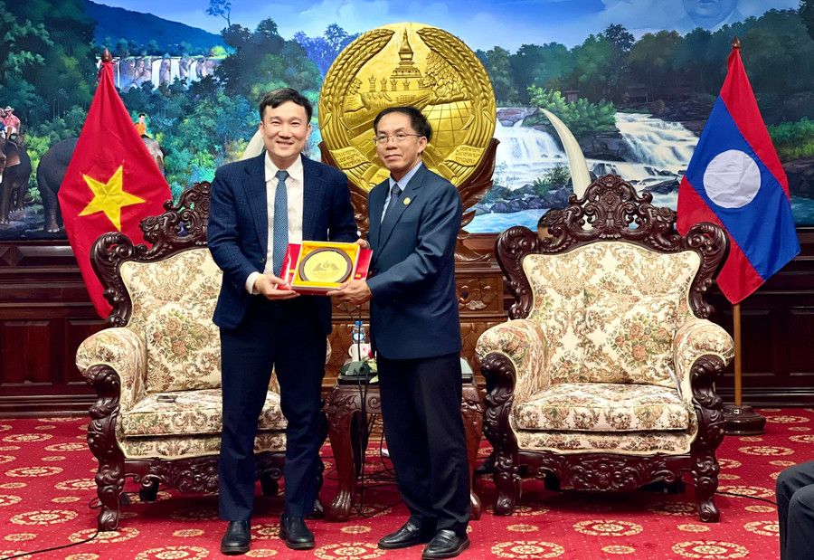 Phó Chủ tịch UBND tỉnh Gia Lai Nguyễn Tuấn Anh (bìa trái) tặng biểu trưng của tỉnh Gia Lai cho Bí thư Tỉnh ủy, Tỉnh trưởng tỉnh Salavan Đao vông-Phon kẹo. Ảnh: Minh Phương nguyen-tuan-anh-1.jpg