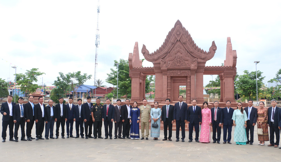 Đoàn lãnh đạo cấp cao tỉnh Gia Lai chụp hình lưu niệm với lãnh đạo tỉnh Preah Vihear. Ảnh: Q.T doan-lanh-dao-cap-cao-tinh-gia-lai-chup-hinh-luu-niem-voi-lanh-dao-tinh-preah-vihear.jpg