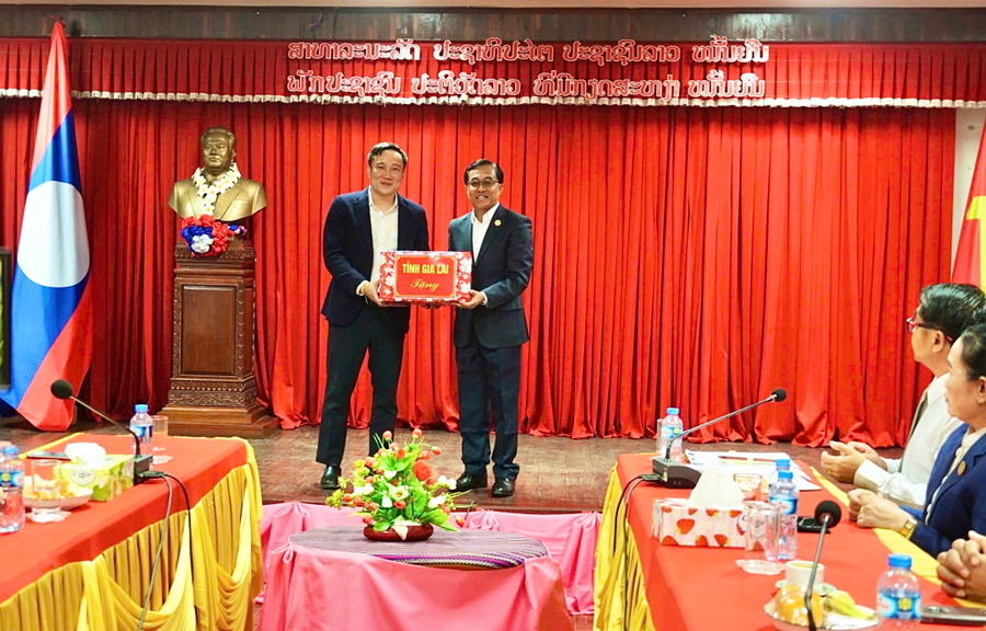 Phó Chủ tịch UBND tỉnh Gia Lai Nguyễn Tuấn Anh (bìa trái) tặng quà và chúc Tết lãnh đạo tỉnh Sekong. Ảnh: Minh Phương pct-nta.jpg