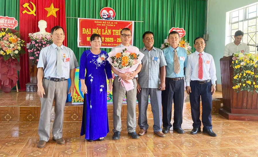 Chi ủy Chi bộ thôn 6 (xã Ia Tô, huyện Ia Grai) ra mắt và nhận nhiệm vụ tại Đại hội nhiệm kỳ 2025-2027. Ảnh: T.N dang-bo-xa-ia-to-dd.jpg