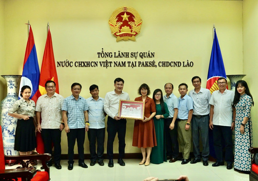 Đoàn công tác tỉnh Gia Lai đến thăm Tổng lãnh sự quán Việt Nam tại thành phố Pakse, tỉnh Champasak. Ảnh: Minh Phương lao-55.jpg